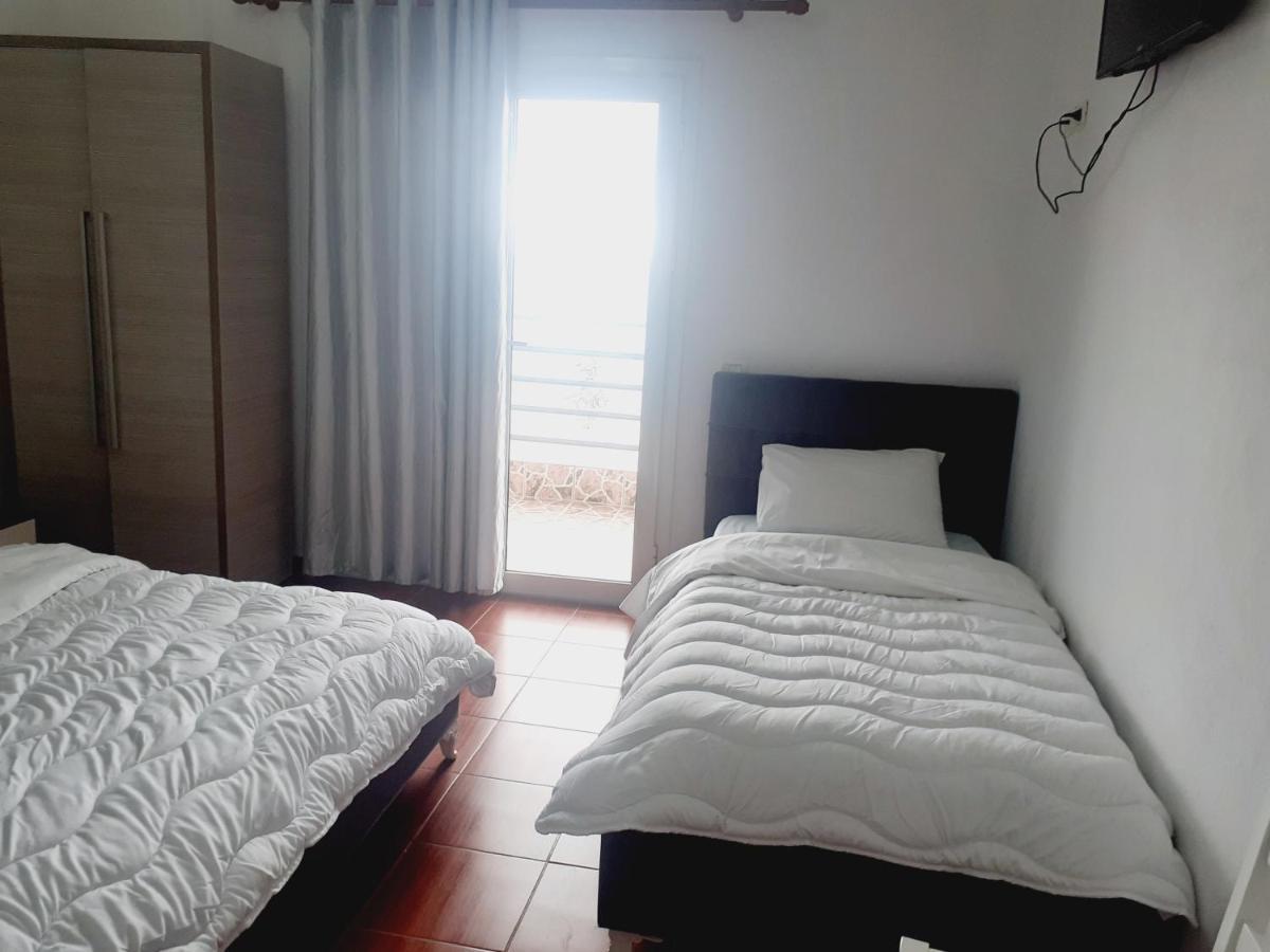 Anxhelos Hotel Himare Buitenkant foto