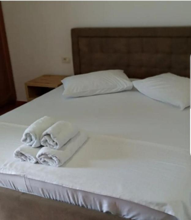Anxhelos Hotel Himare Buitenkant foto
