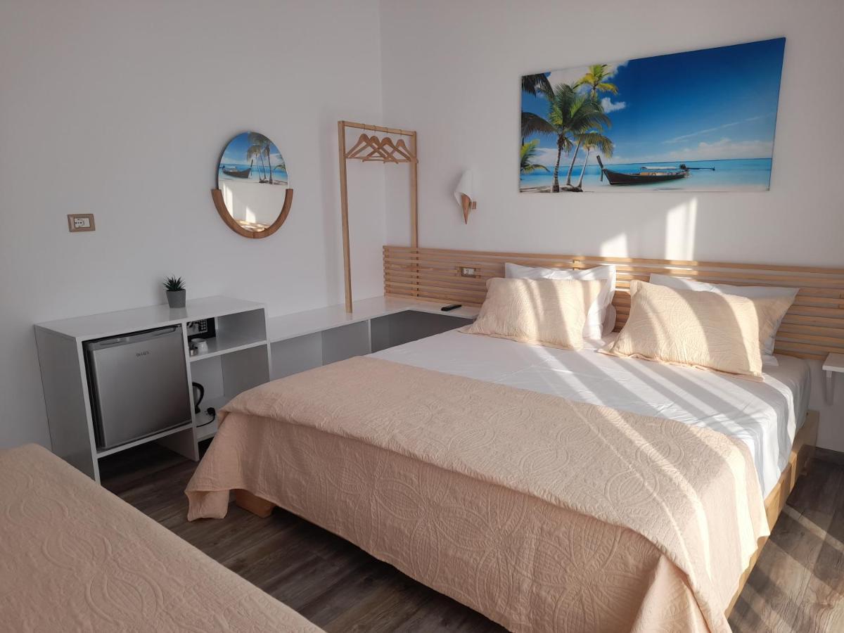 Anxhelos Hotel Himare Buitenkant foto
