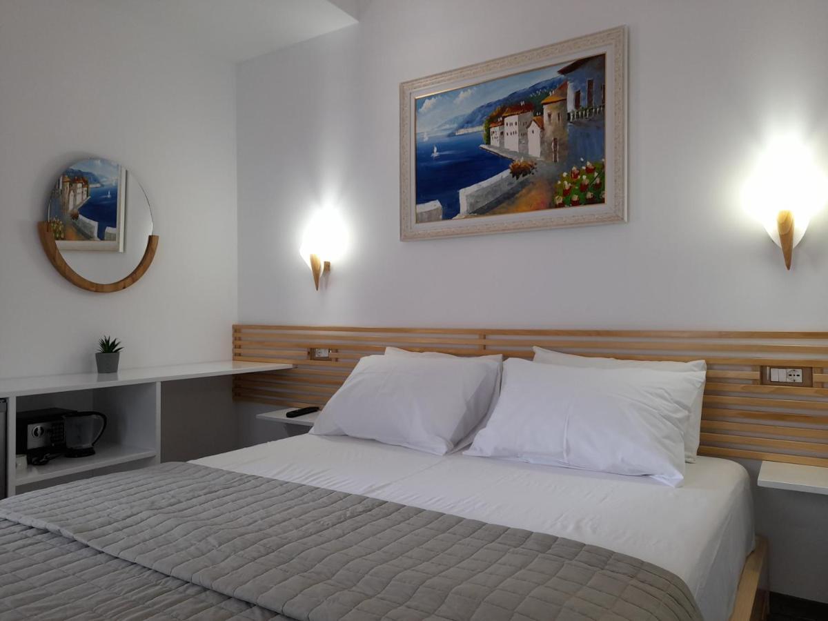 Anxhelos Hotel Himare Buitenkant foto