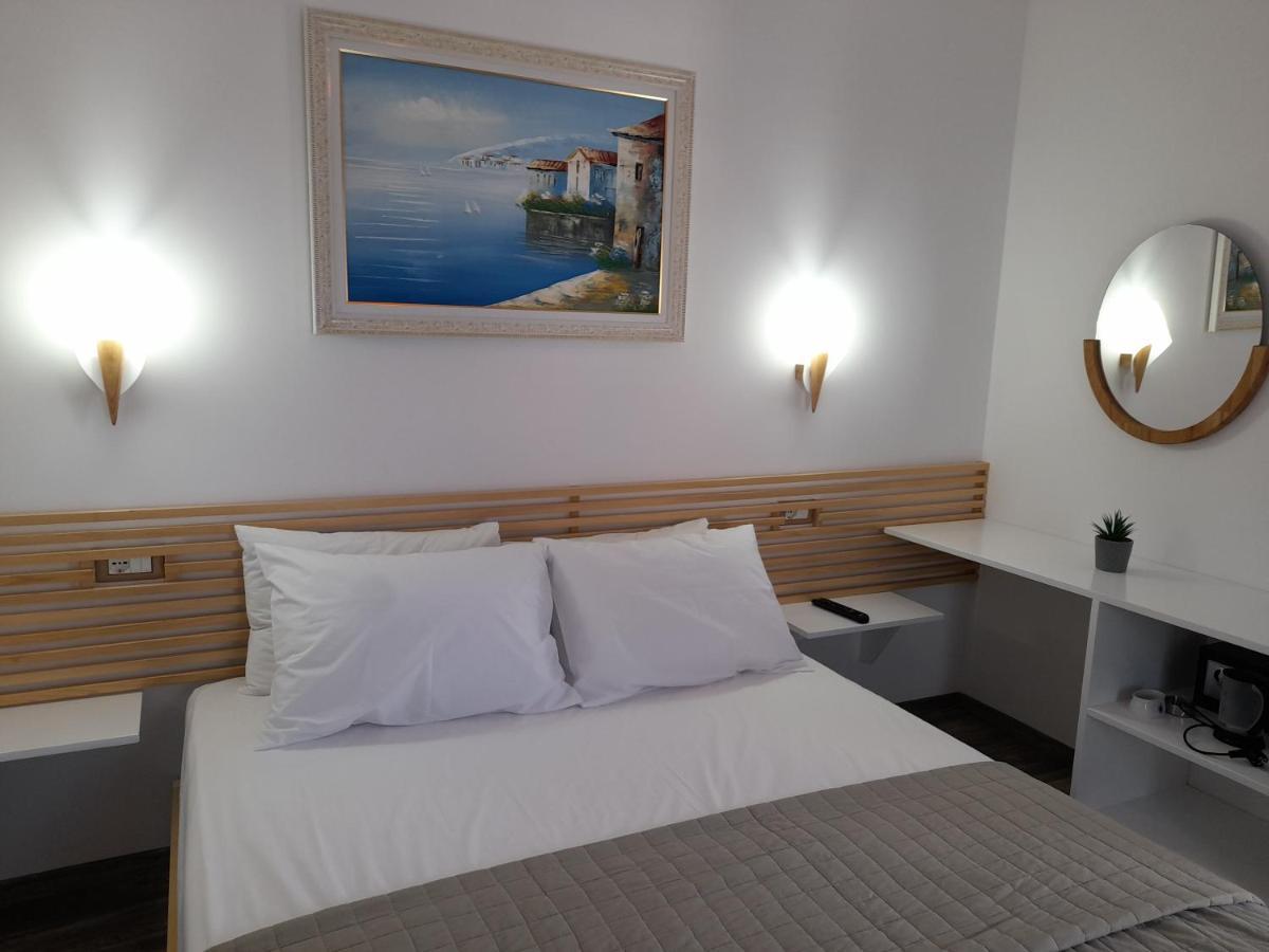 Anxhelos Hotel Himare Buitenkant foto