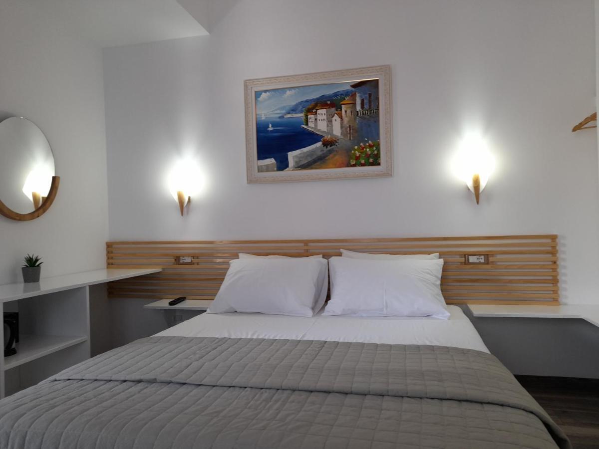 Anxhelos Hotel Himare Buitenkant foto