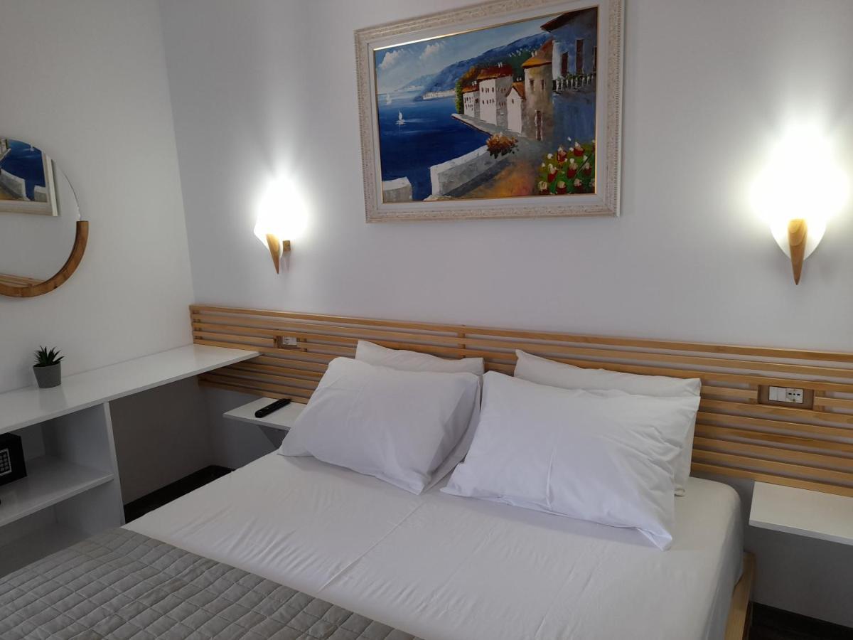 Anxhelos Hotel Himare Buitenkant foto
