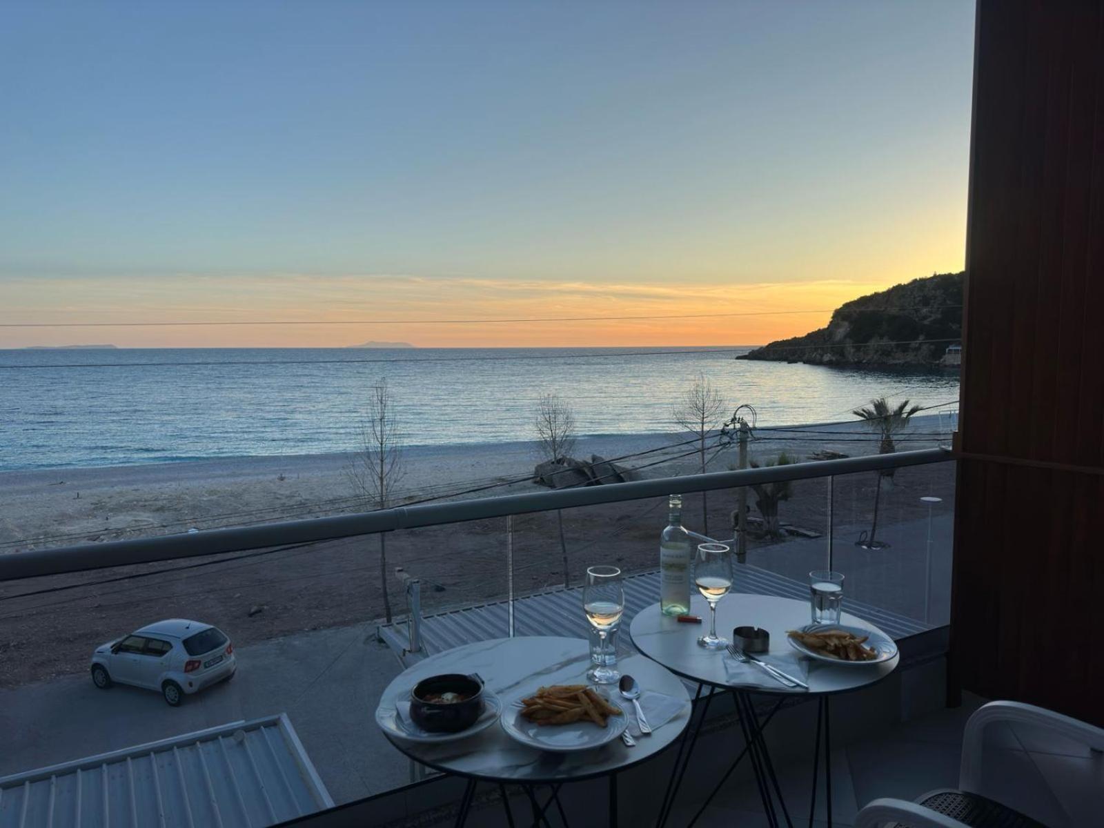 Anxhelos Hotel Himare Buitenkant foto