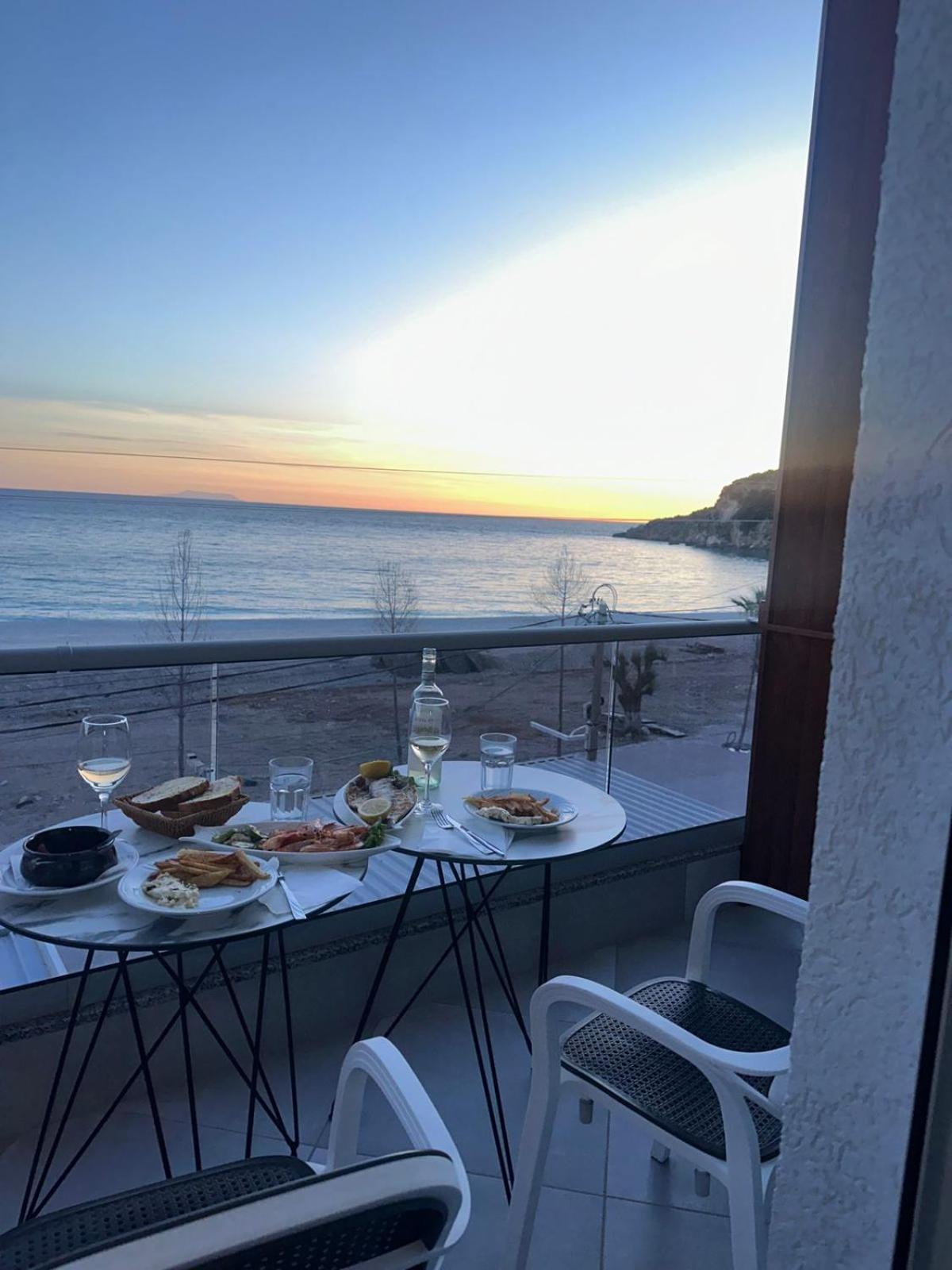 Anxhelos Hotel Himare Buitenkant foto