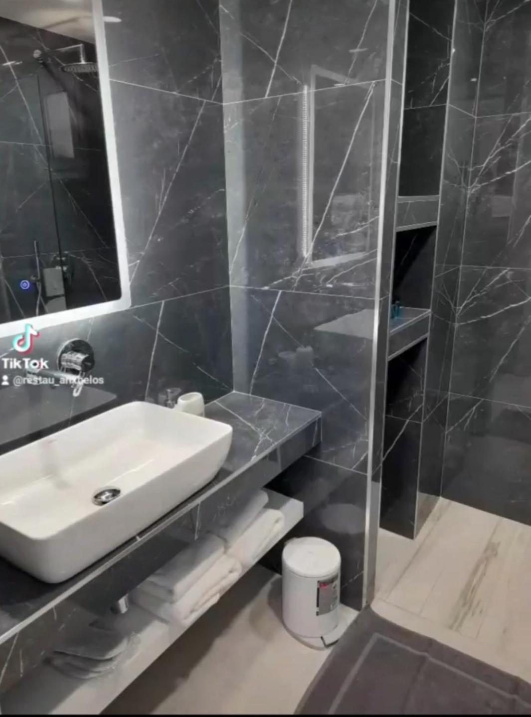 Anxhelos Hotel Himare Buitenkant foto