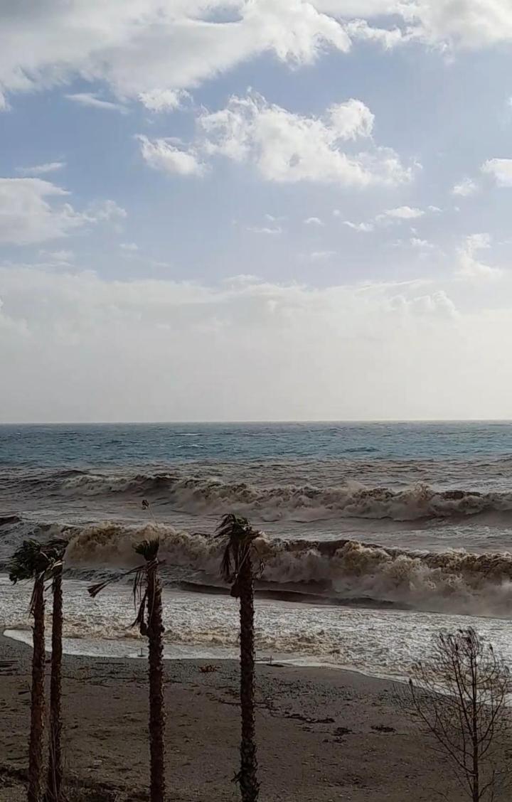 Anxhelos Hotel Himare Buitenkant foto
